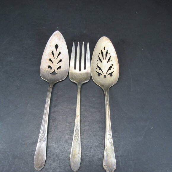 WM Rogers & Sons Vintage Kitchen Utensils 1 Serving Fork and 2 Cake/Pie Servers - Picture 1 of 6